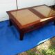 Table basse en noyer et rotin