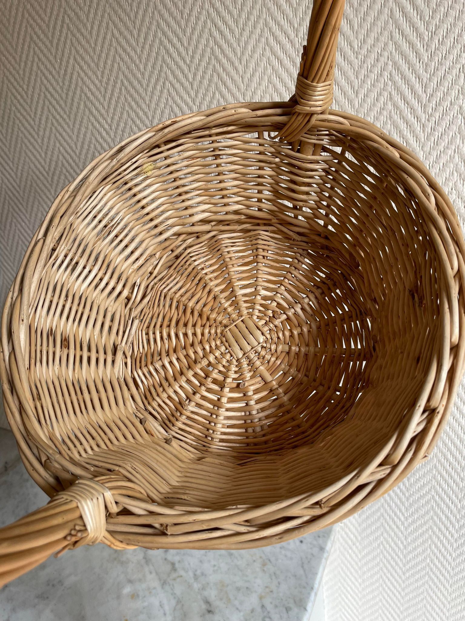 Round beige basket high handle