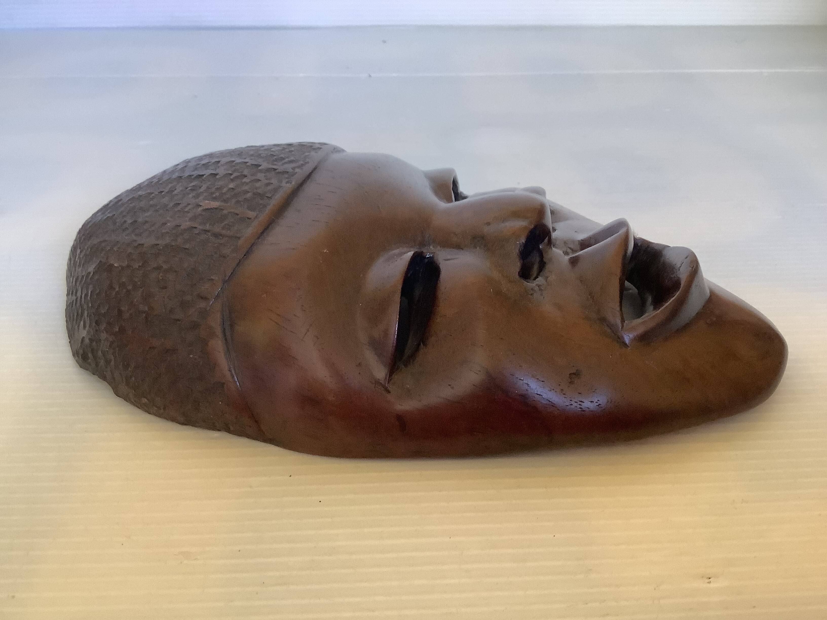 Masque africain en bois massif