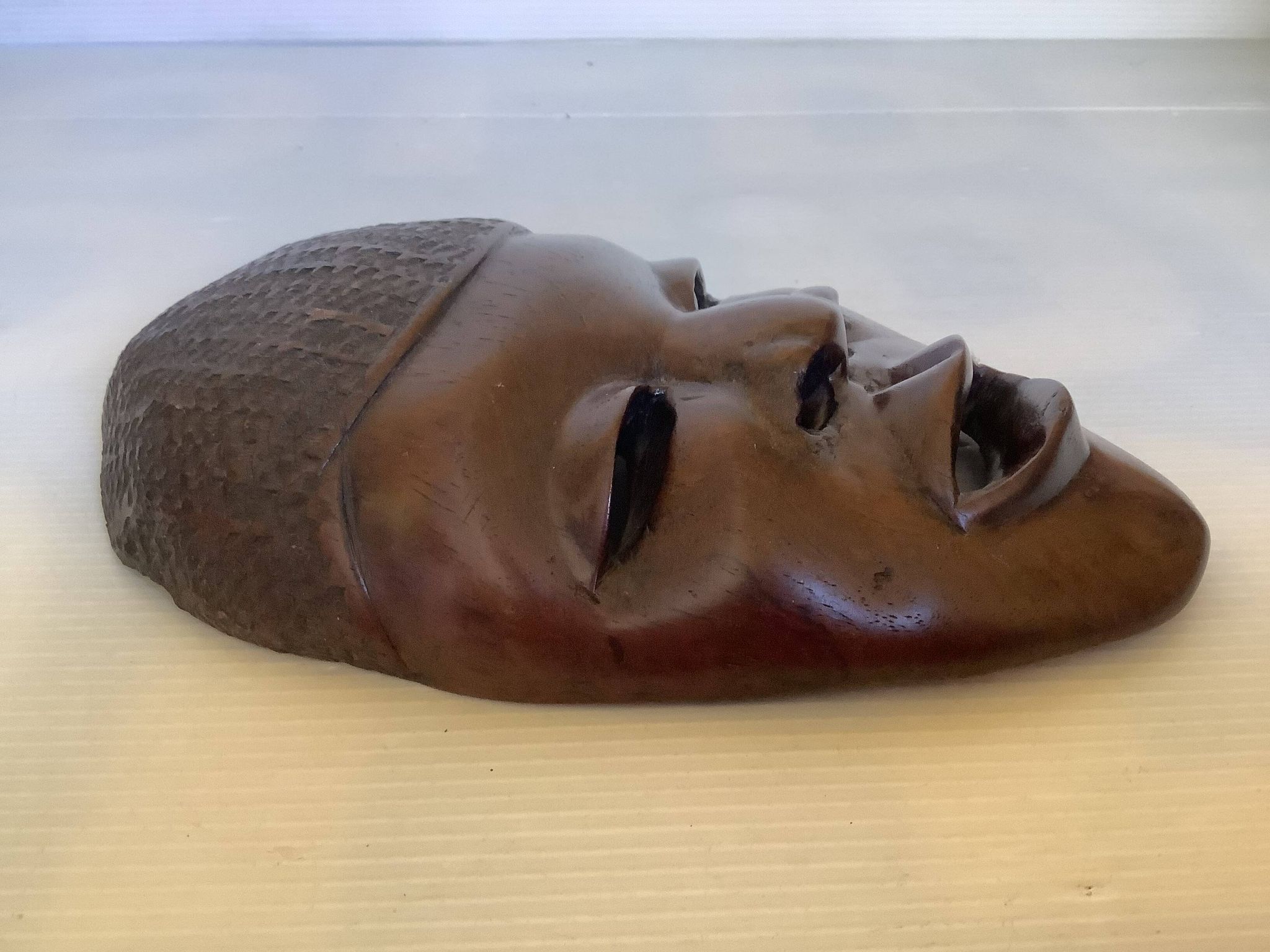 Masque africain en bois massif