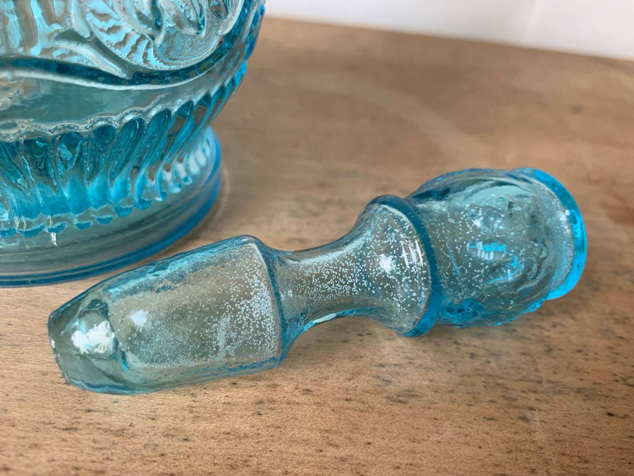 Carafe ancienne en verre moulé bleu turquoise