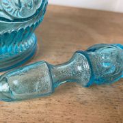 Carafe ancienne en verre moulé bleu turquoise