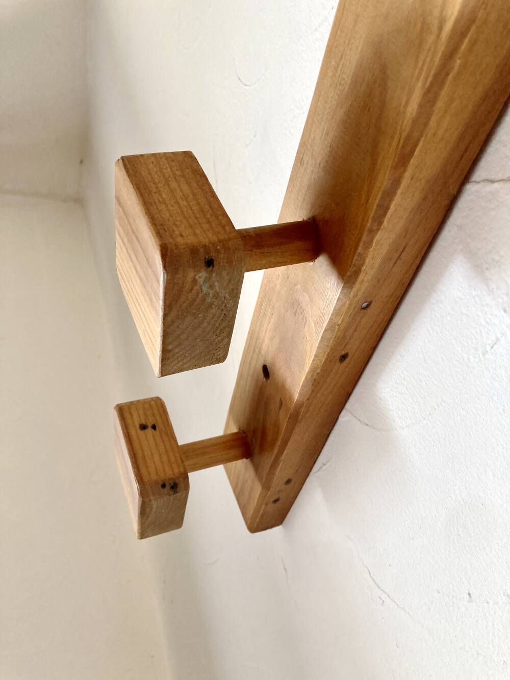 Wall-mounted coat rack with 4 wooden hooks