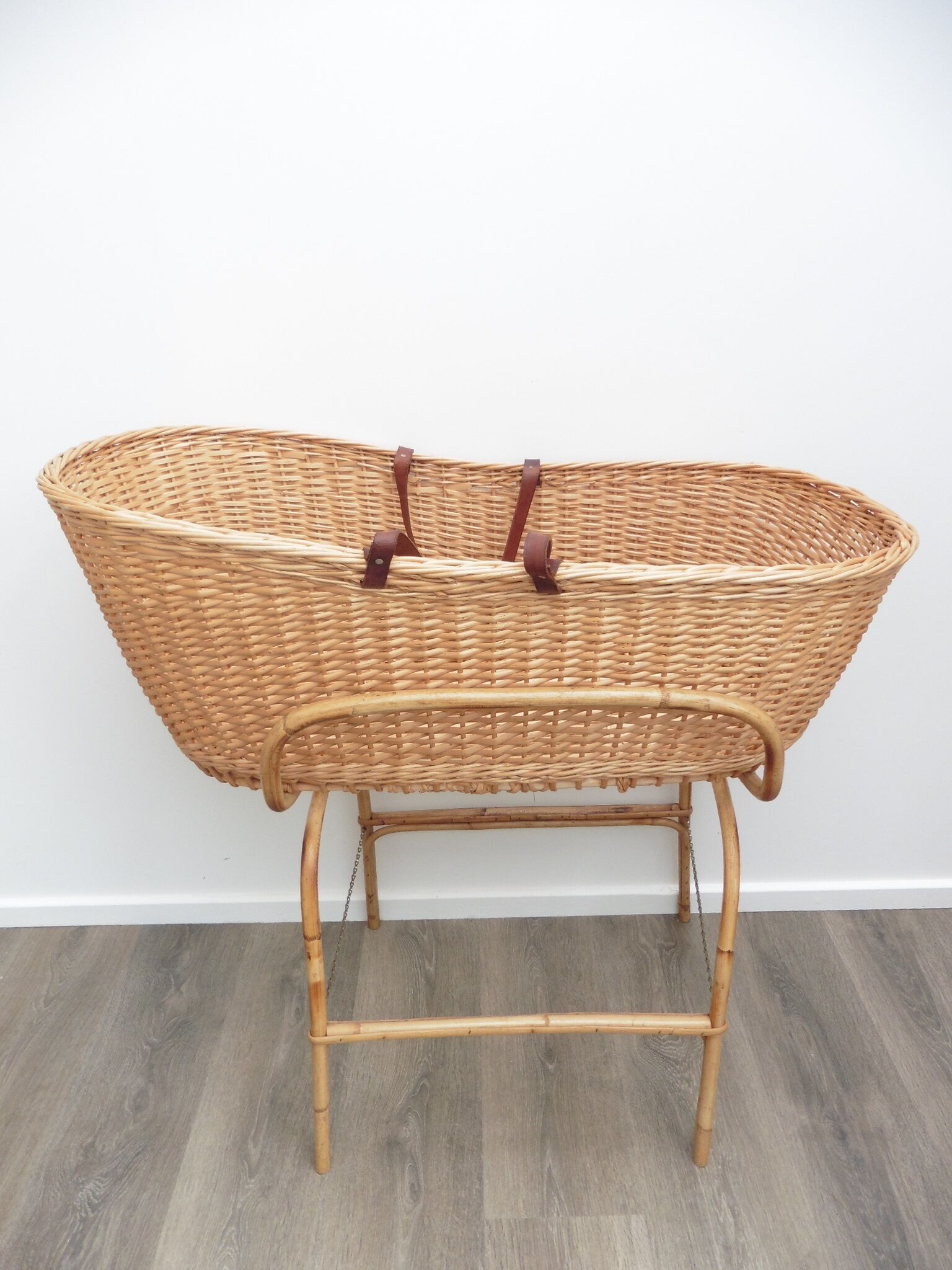 Basket Wicker on support