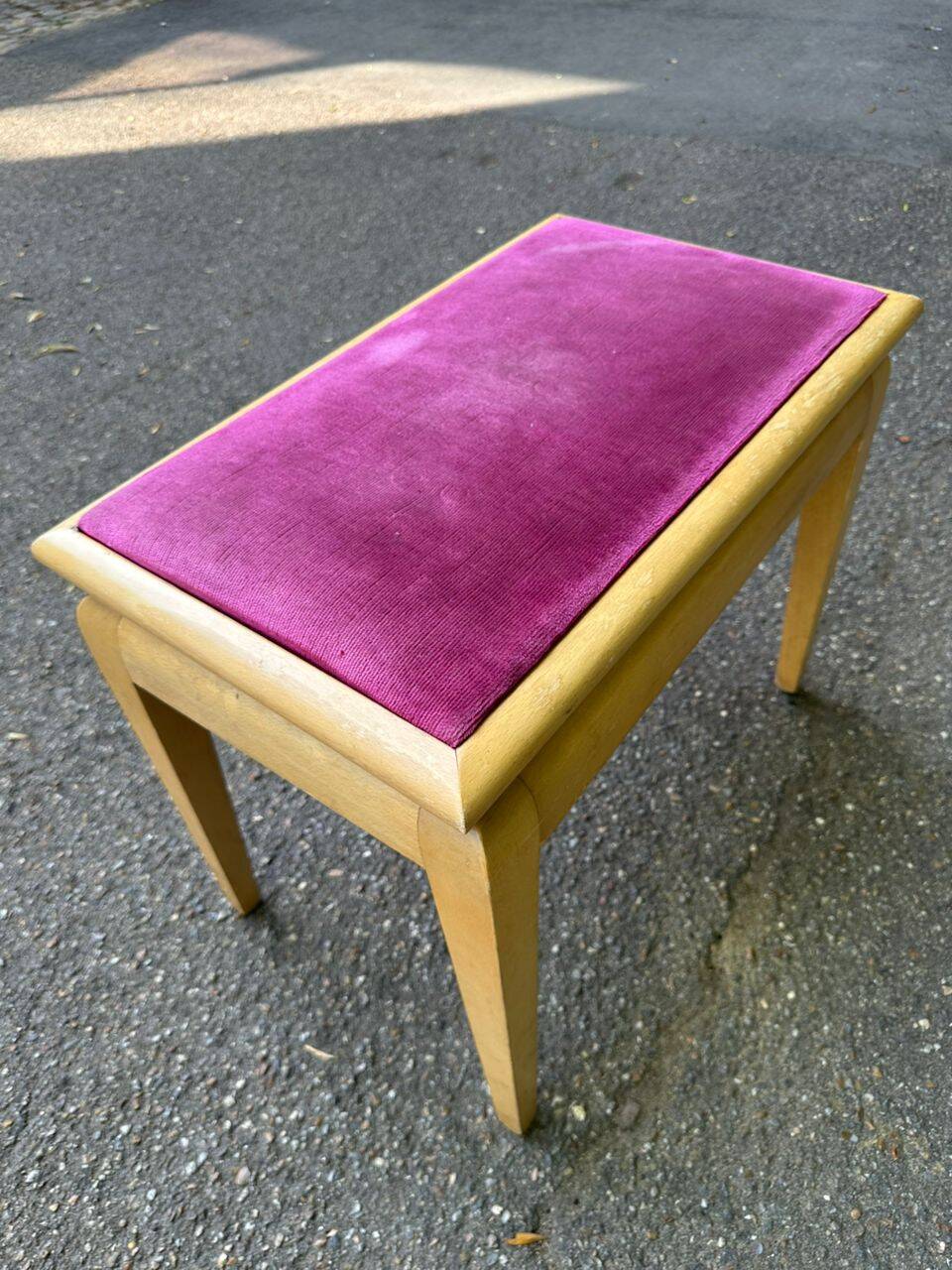 Adjustable piano stool in light beech and purple velvet.