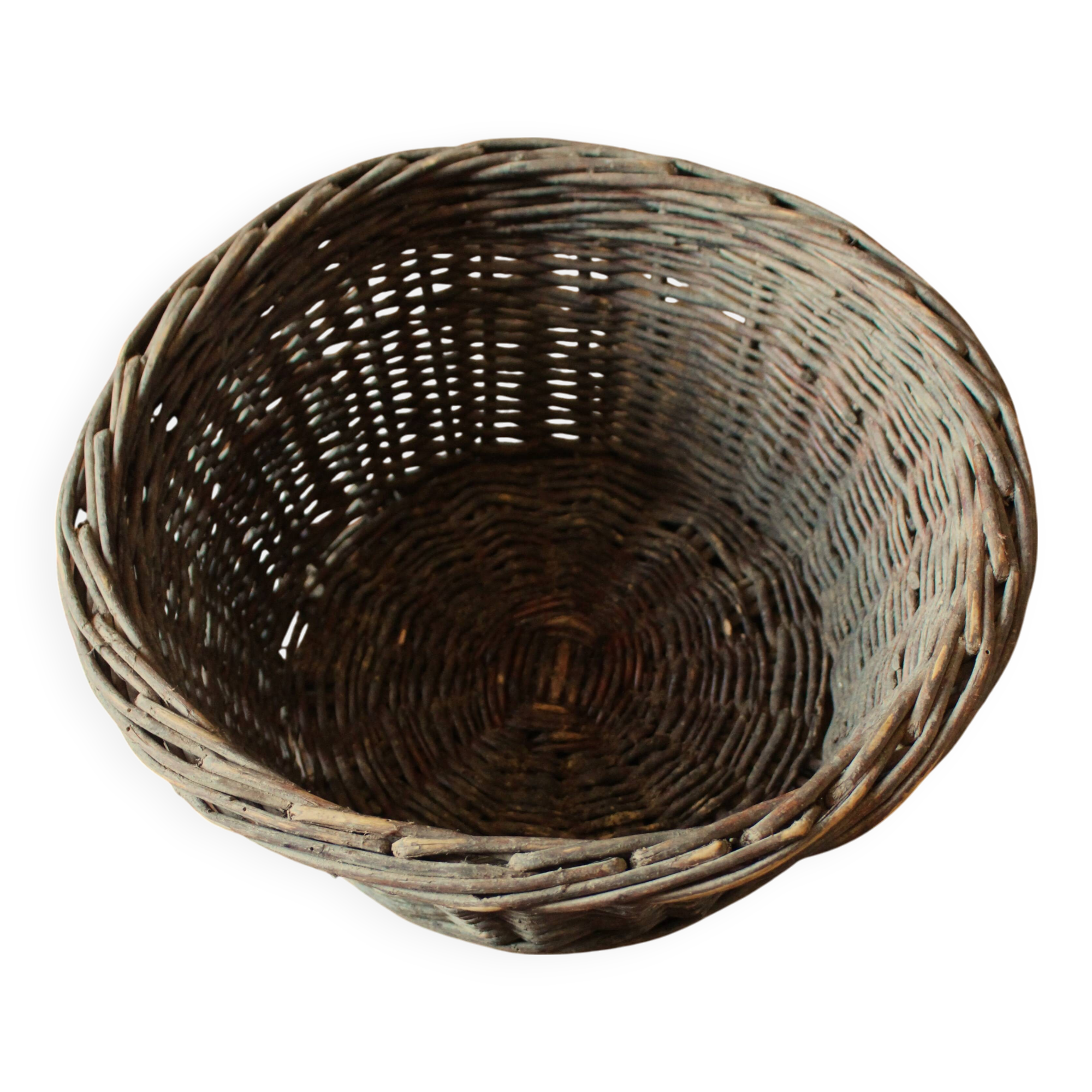 Round wicker basket patina