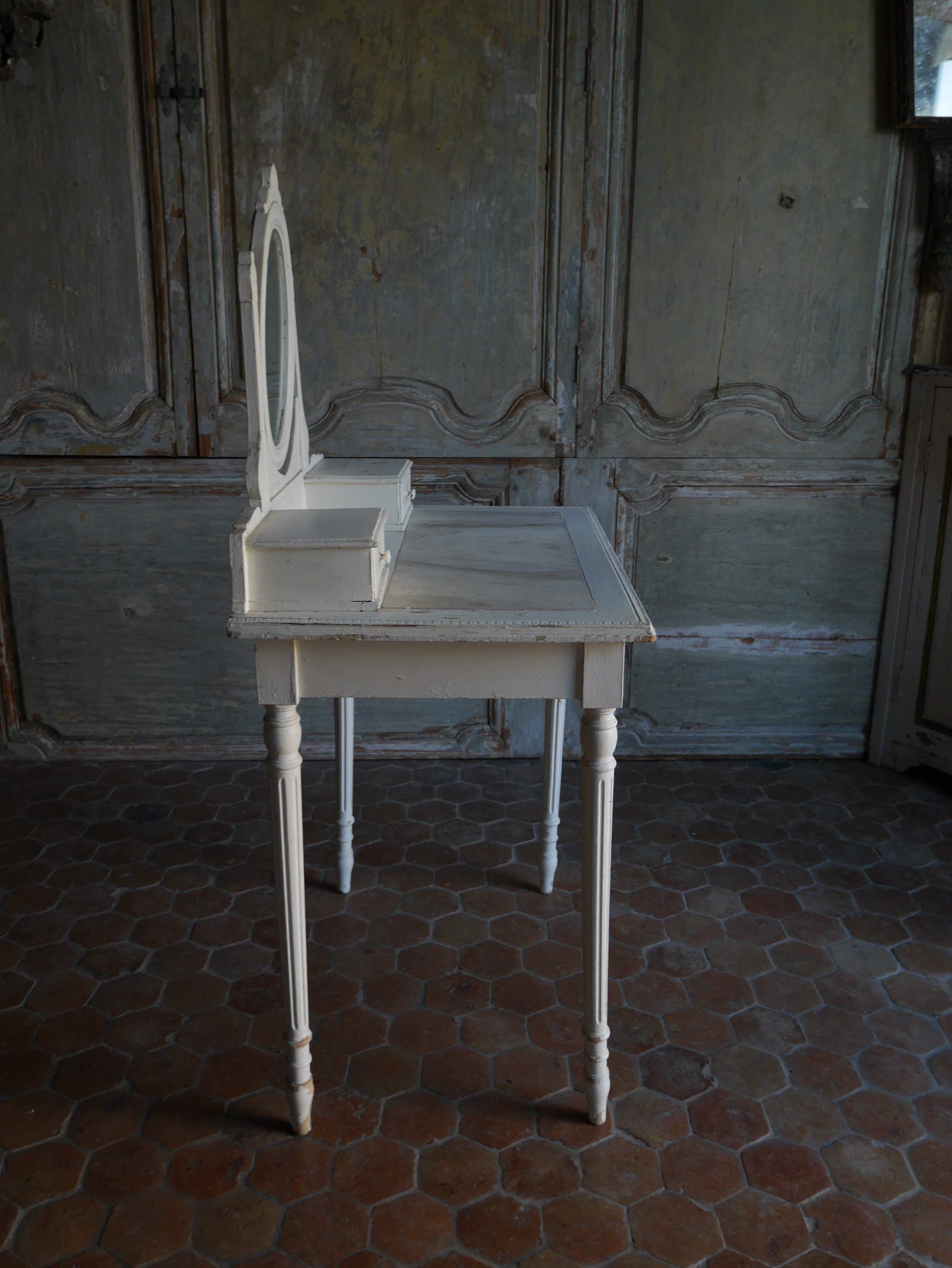 White patina hairdresser