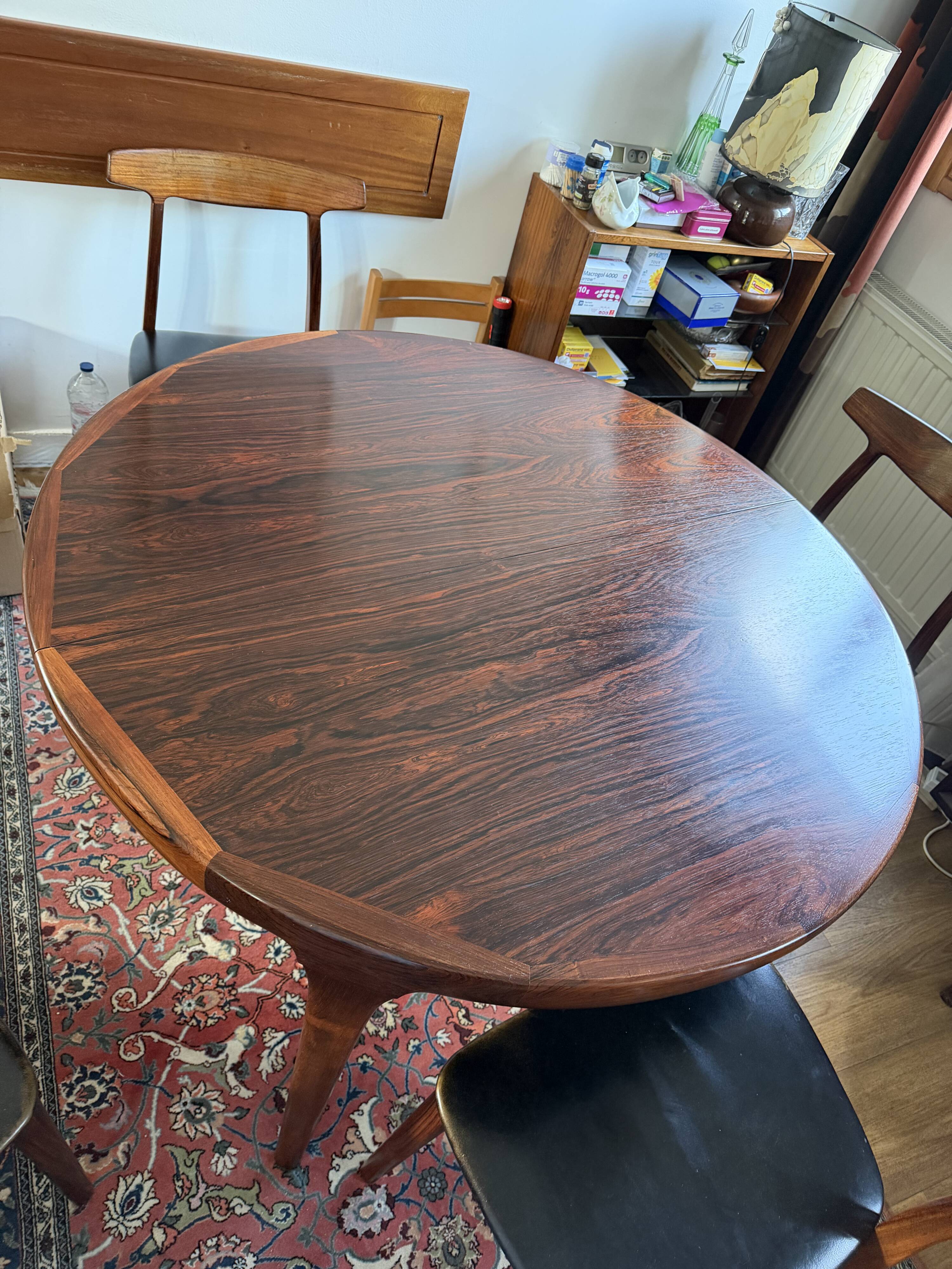 Dining table and 4 chairs in rosewood from the 60s/70s.