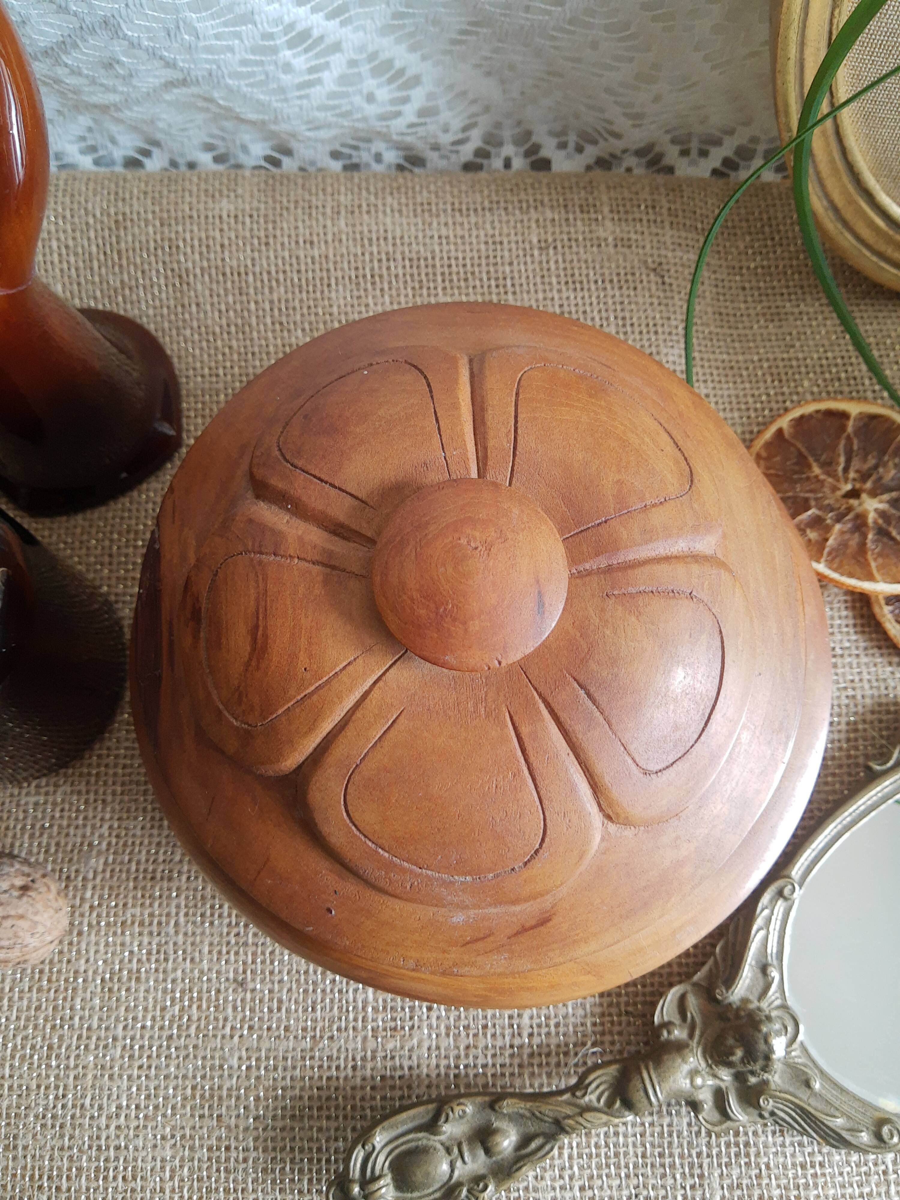 Round box with olive wood lid - vintage