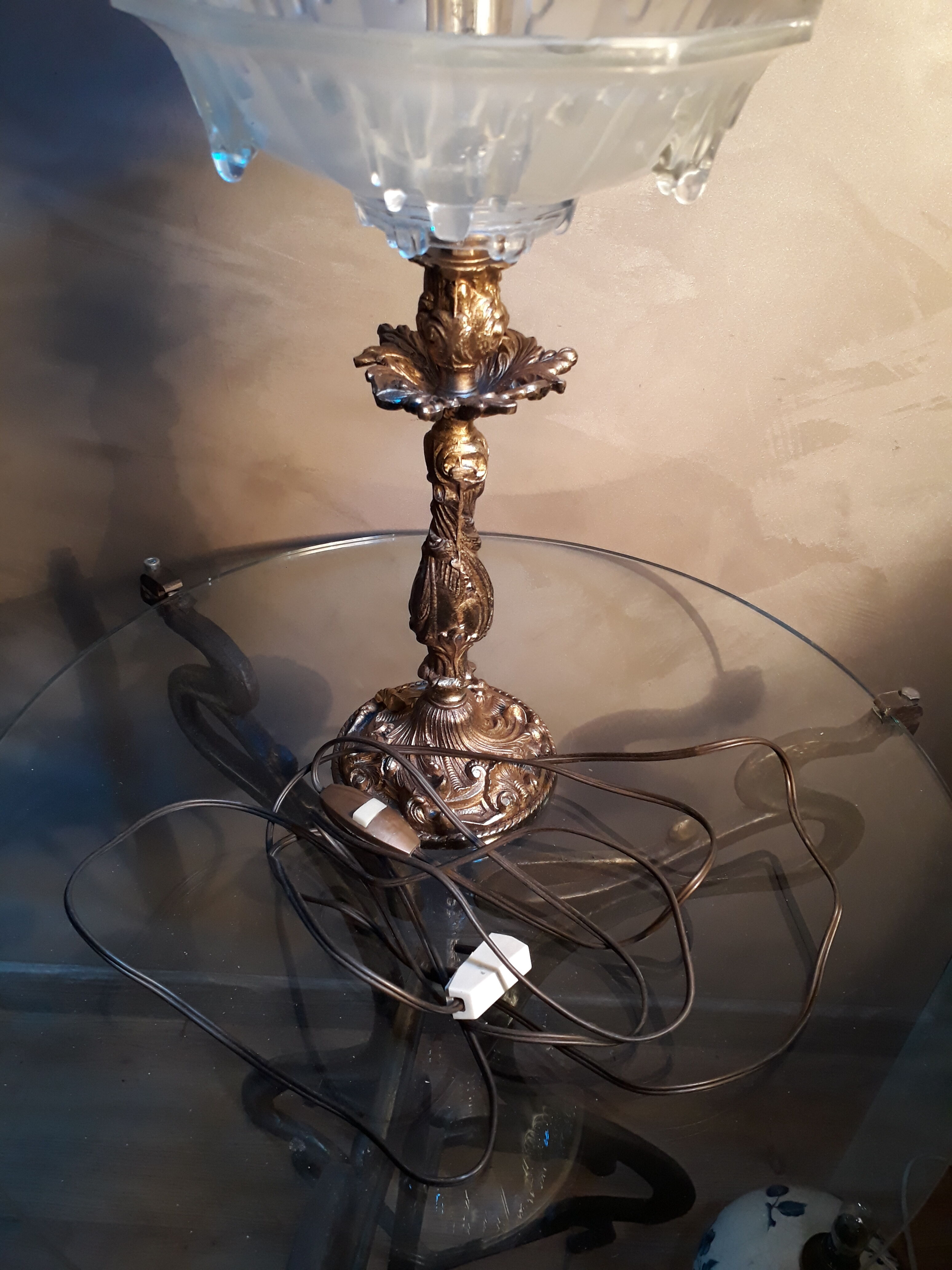 Lampe style bronze patiné et son verre opaque façon givré 22x35