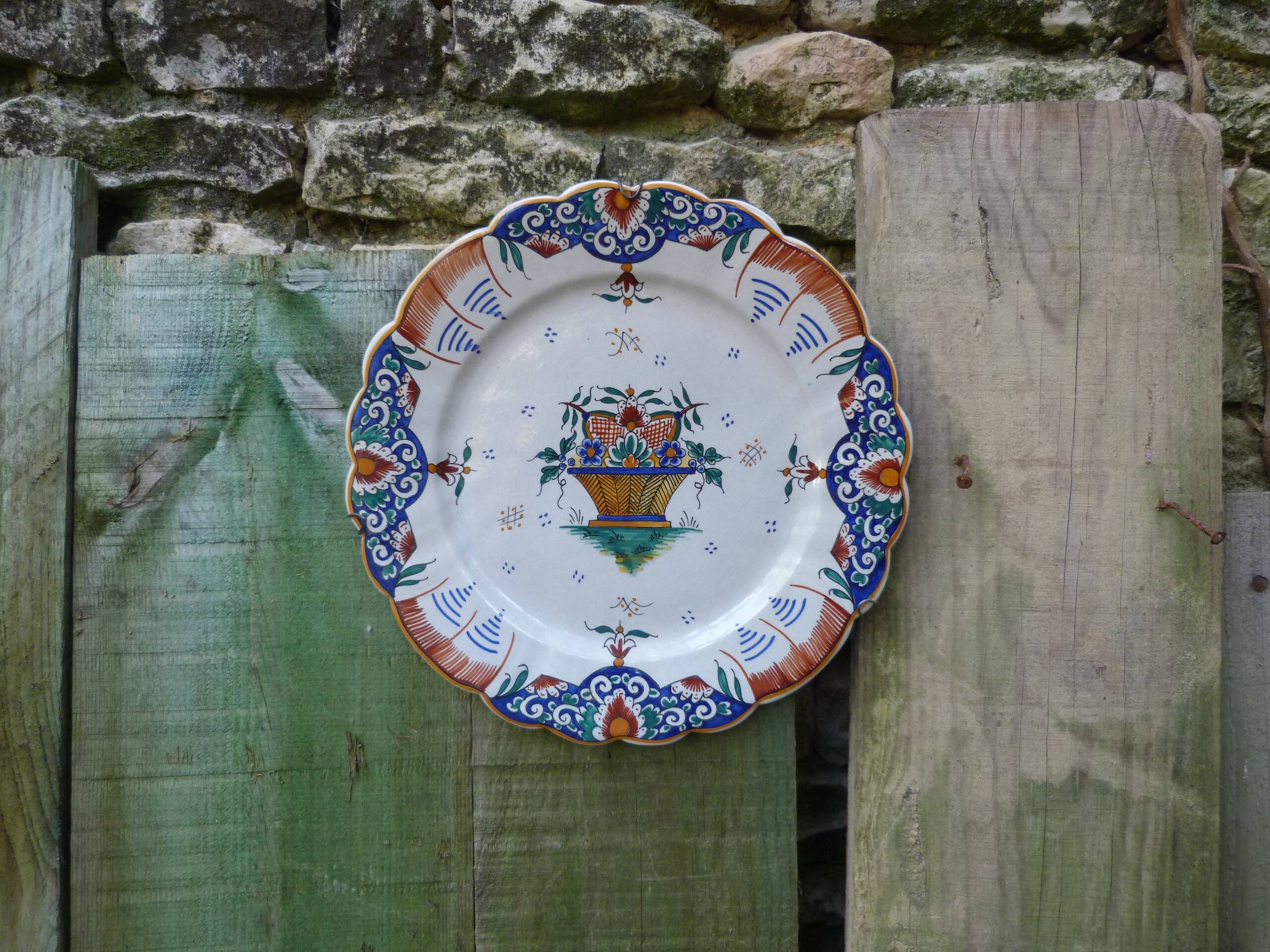 Old Gien earthenware scalloped plate with blue/yellow flower basket motifs