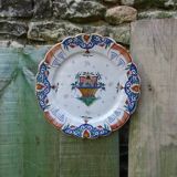 Old Gien earthenware scalloped plate with blue/yellow flower basket motifs