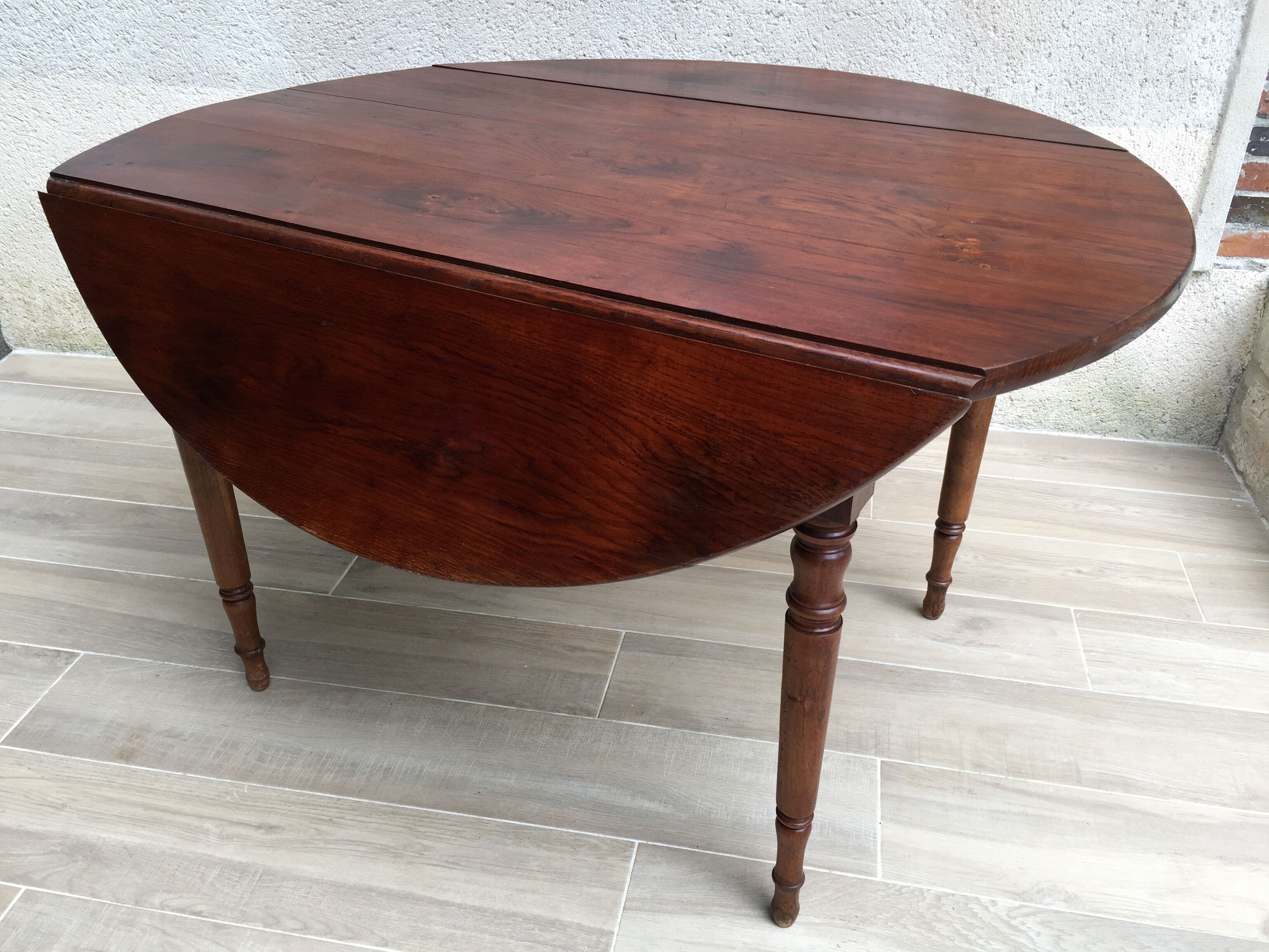 Large table round in rabats in vintage massive oak