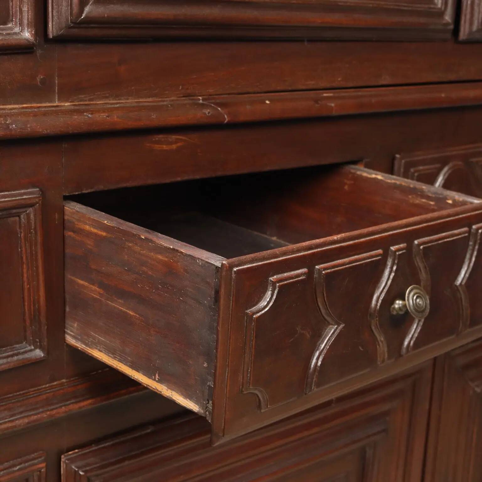 Antique baroque wardrobe in walnut, Italy, 18th century.