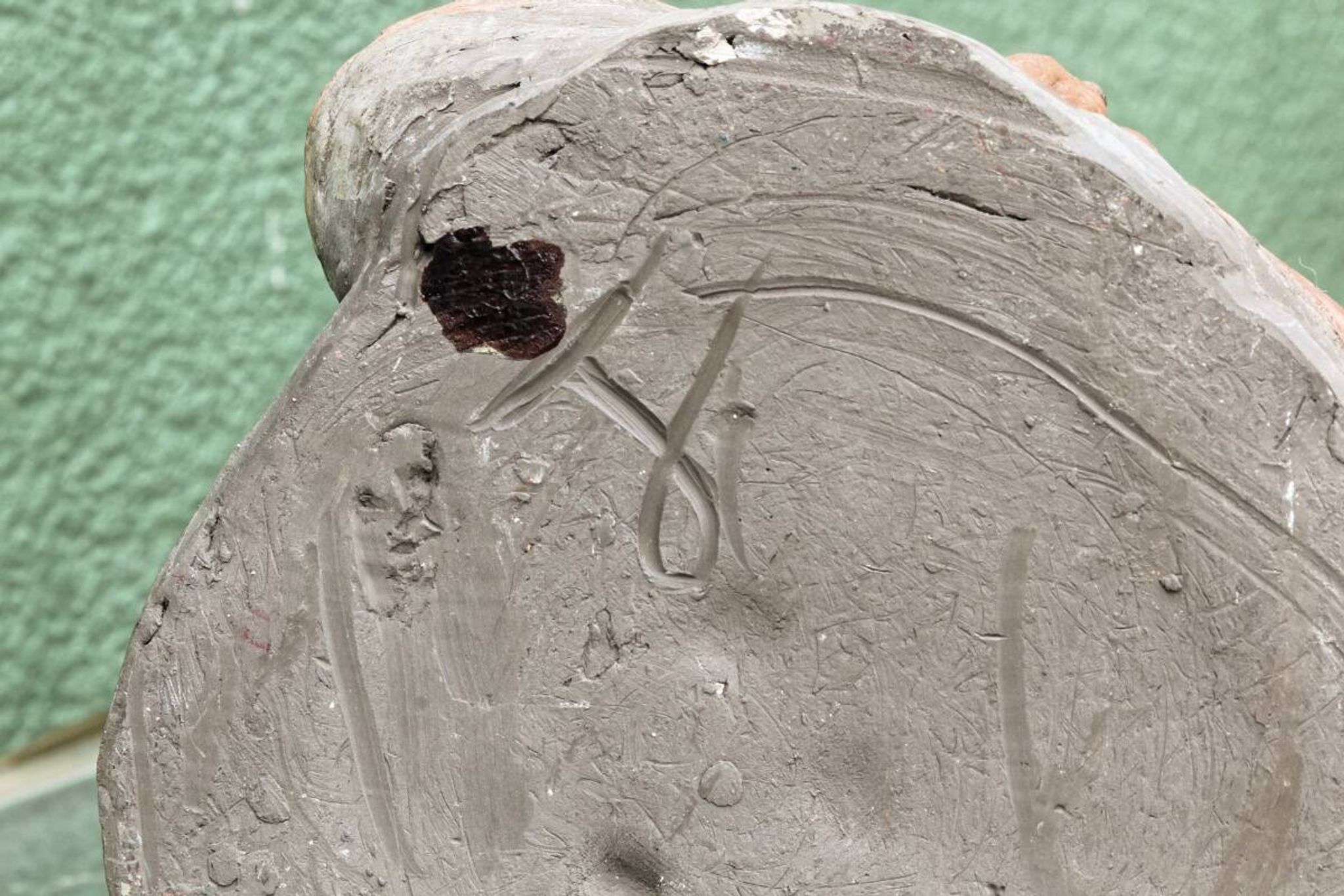 Lamp base in sculpted terracotta featuring birds, signed.