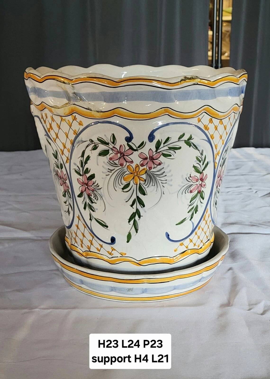 Cache-pot en faïence, décoré à la main de motifs floraux et volutes