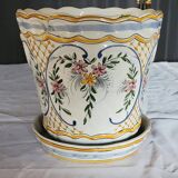 Cache-pot en faïence, décoré à la main de motifs floraux et volutes