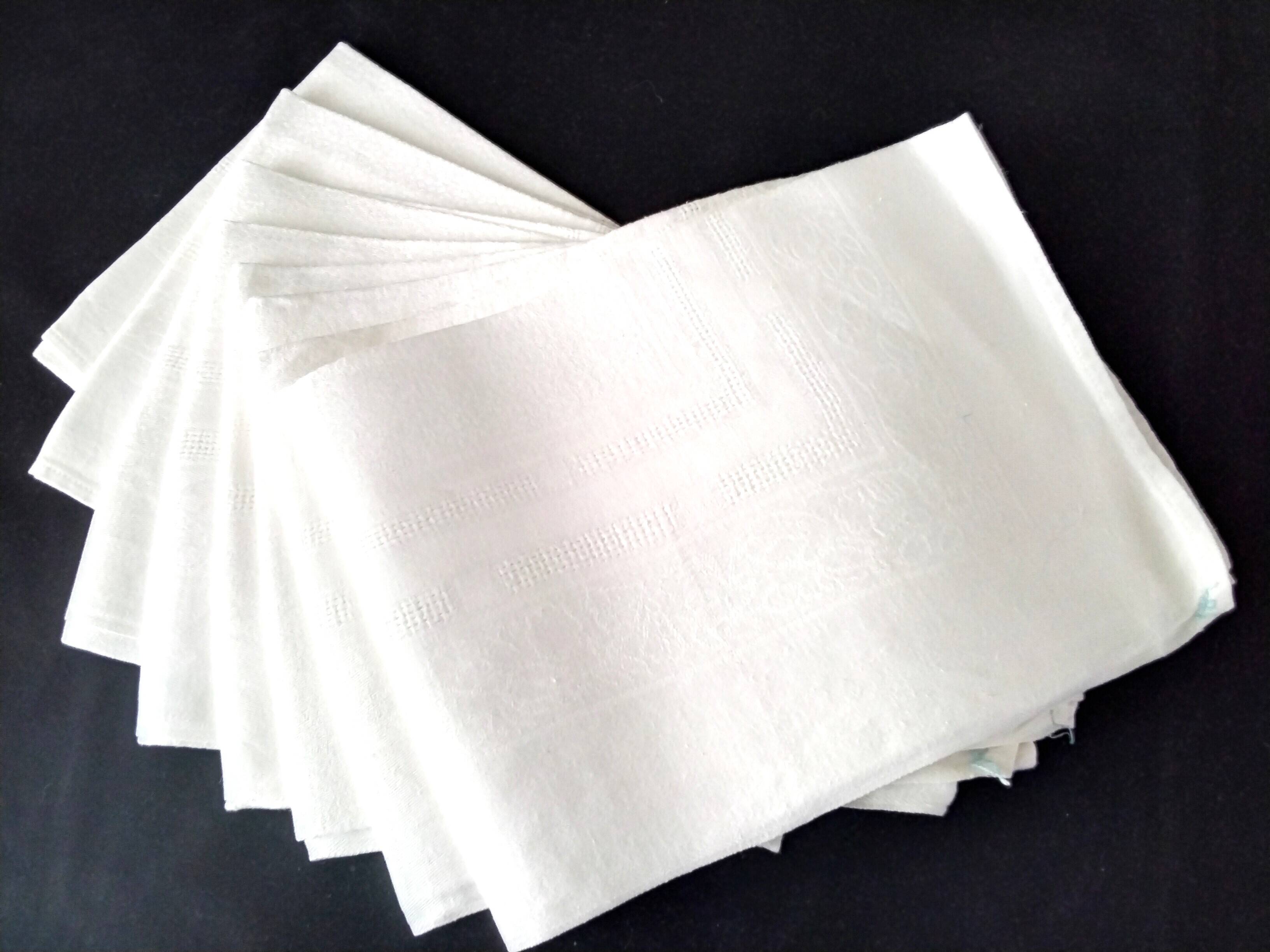 8 White damask linen napkins 55 x 59 cm