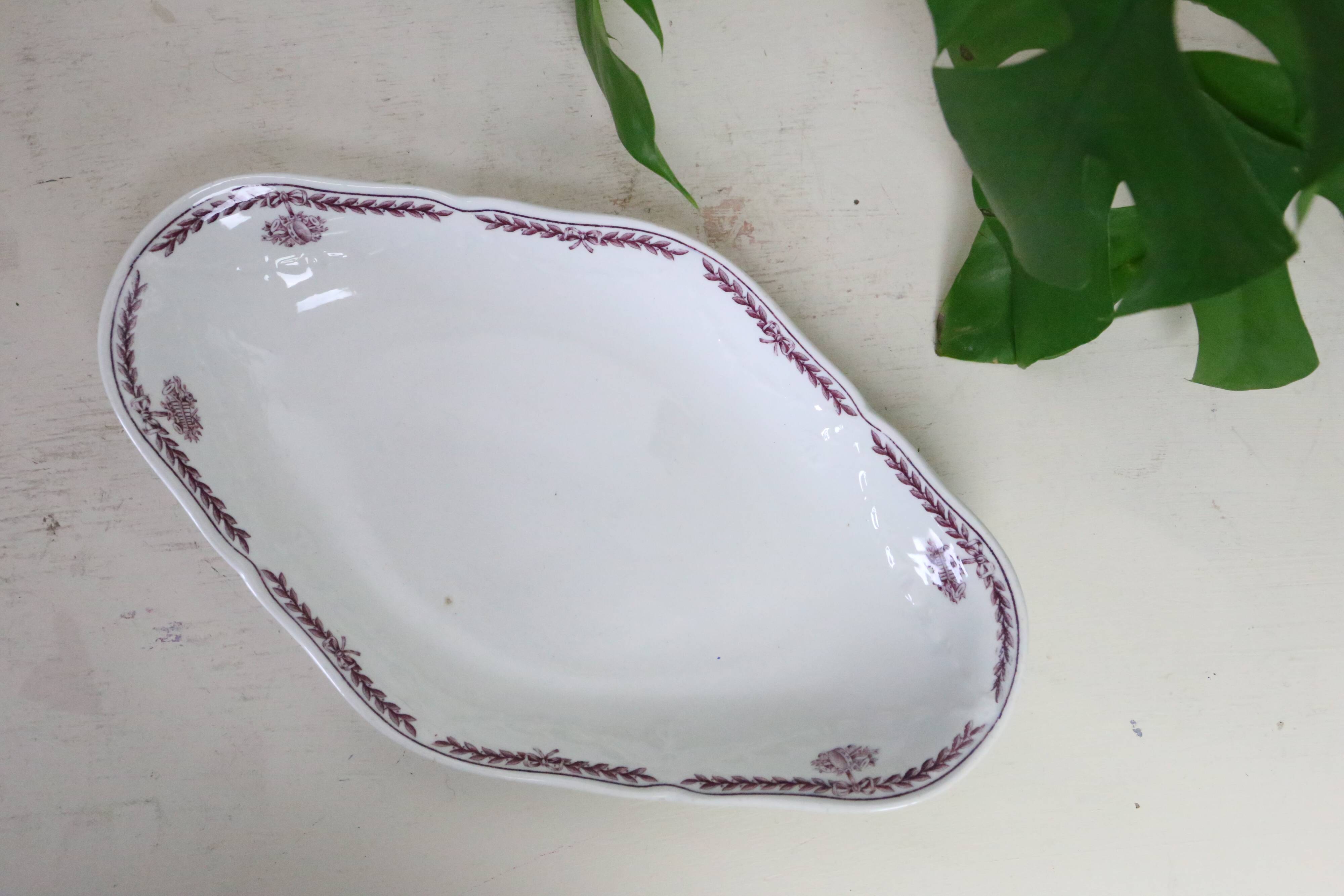 English Wedgwood earthenware dish, La Paix model