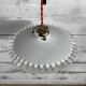 Suspension opaline plissée cordon rouge