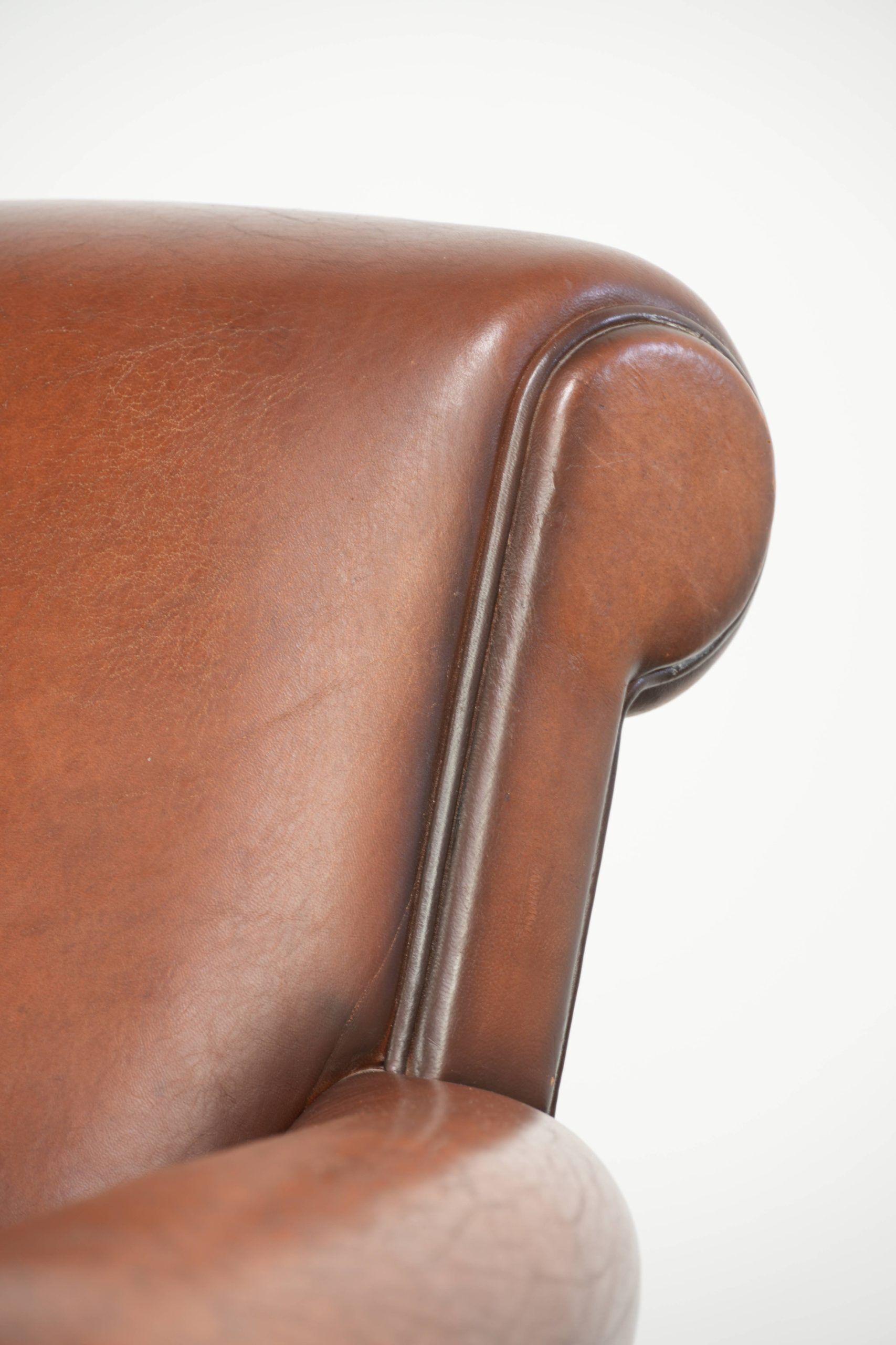 Fauteuil en peau de mouton confortable avec une finition élégante.