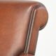 Fauteuil en peau de mouton confortable avec une finition élégante.