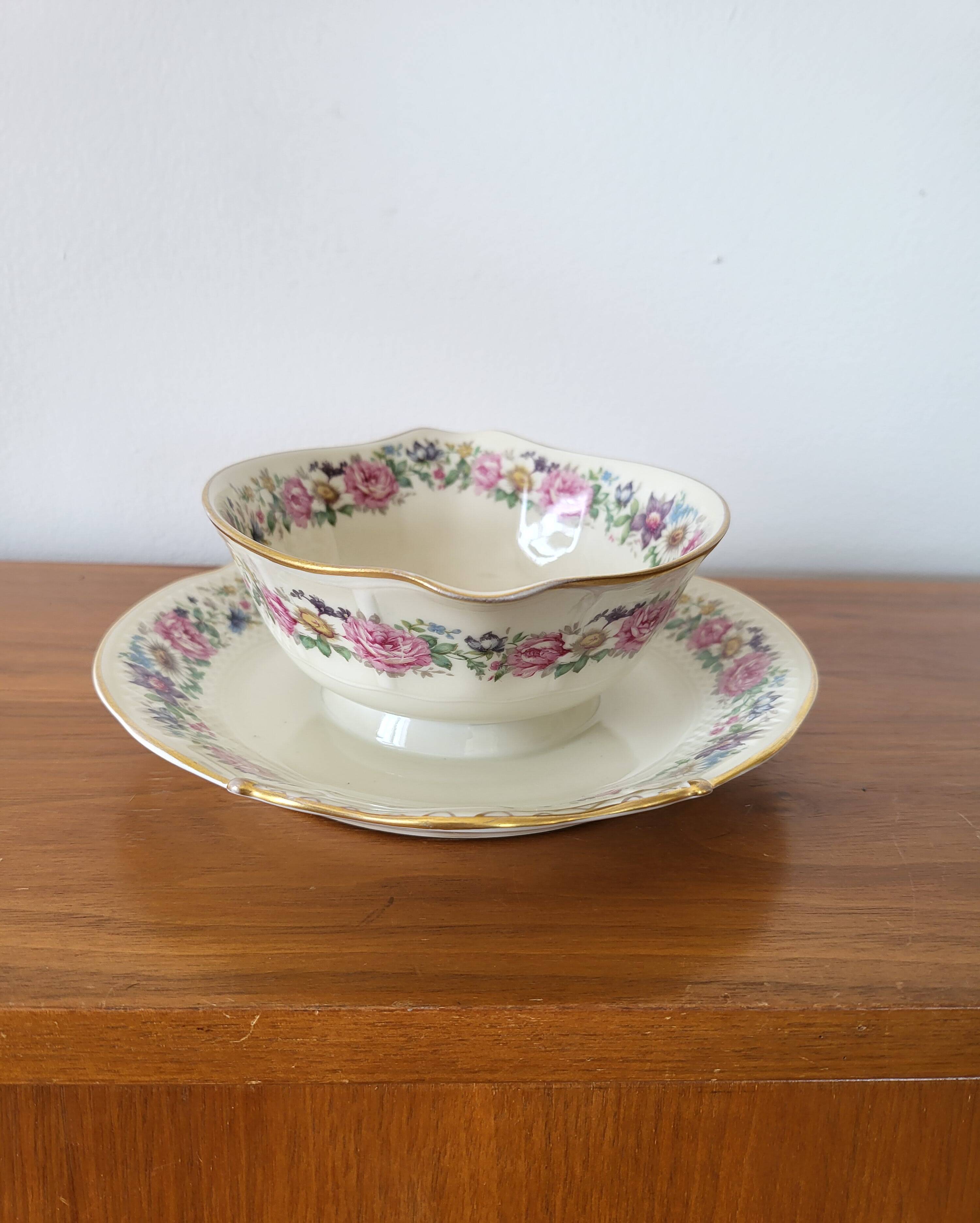 Limoges Bernardaud. Sauce boat in porcelain with floral decorations.