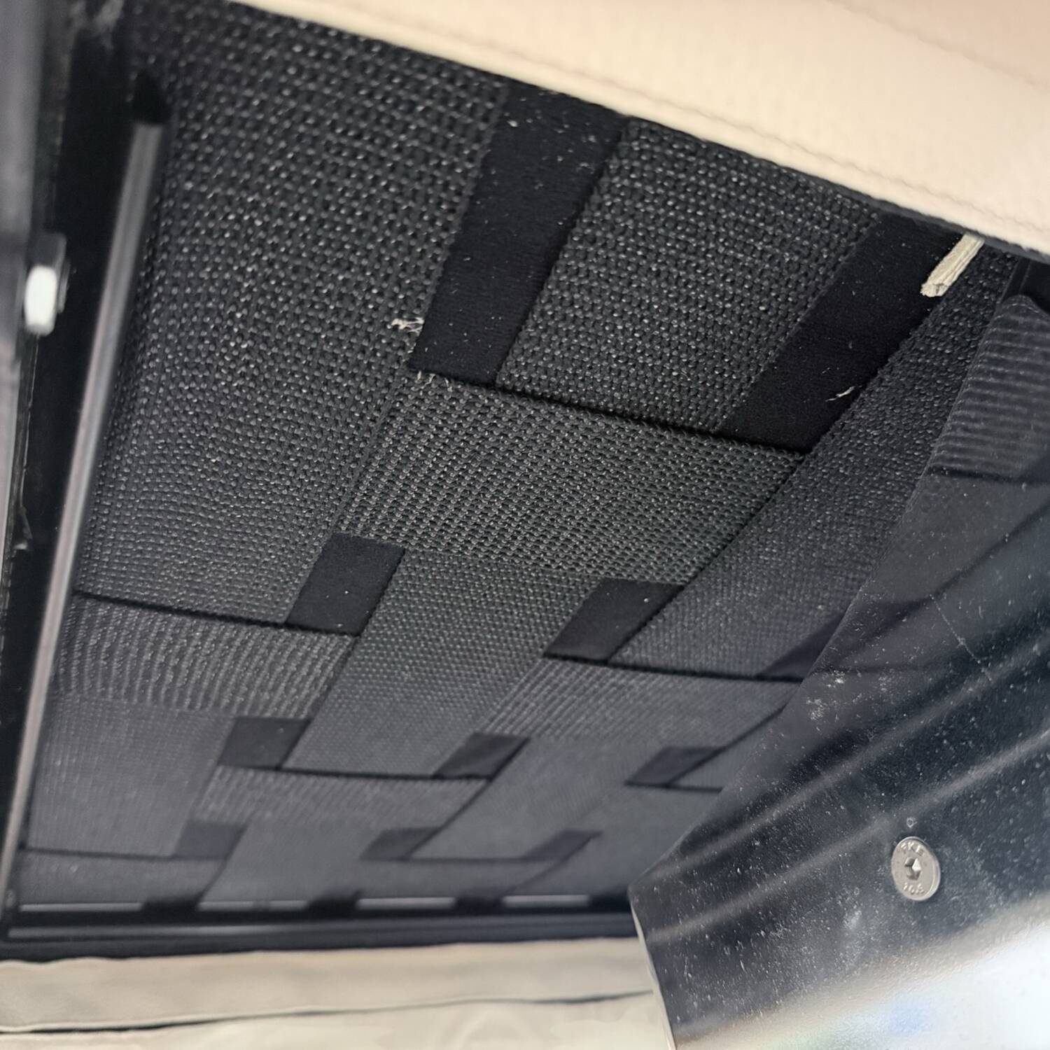 Fauteuil Pavo en cuir crème avec cadre en chrome de FSM, années 2000.