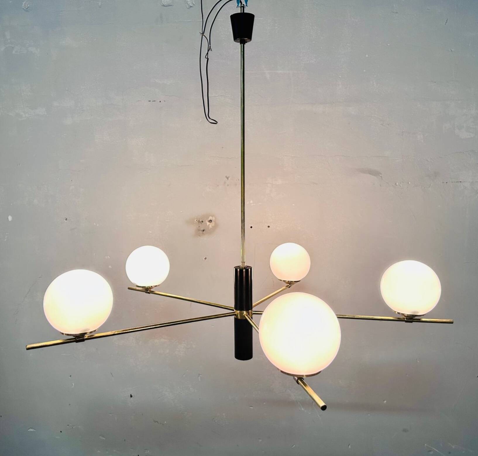 Lampadario con sfere opaline bianche, anni '60