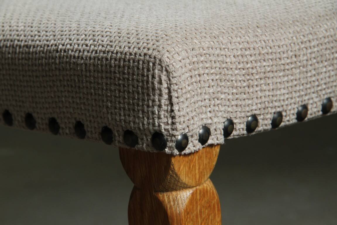 Ensemble de six chaises de salle à manger en chêne vintage danois, style Henning Kjærnulf, années 1960.