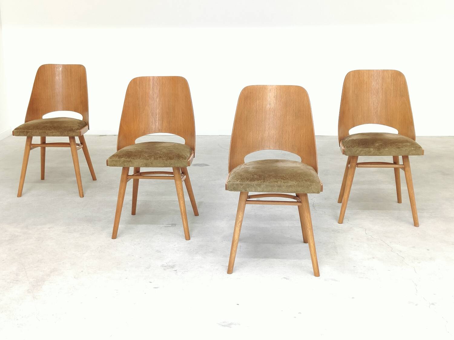 Set of 4 chairs model 514 by Radomir Hofman for Ton 1960