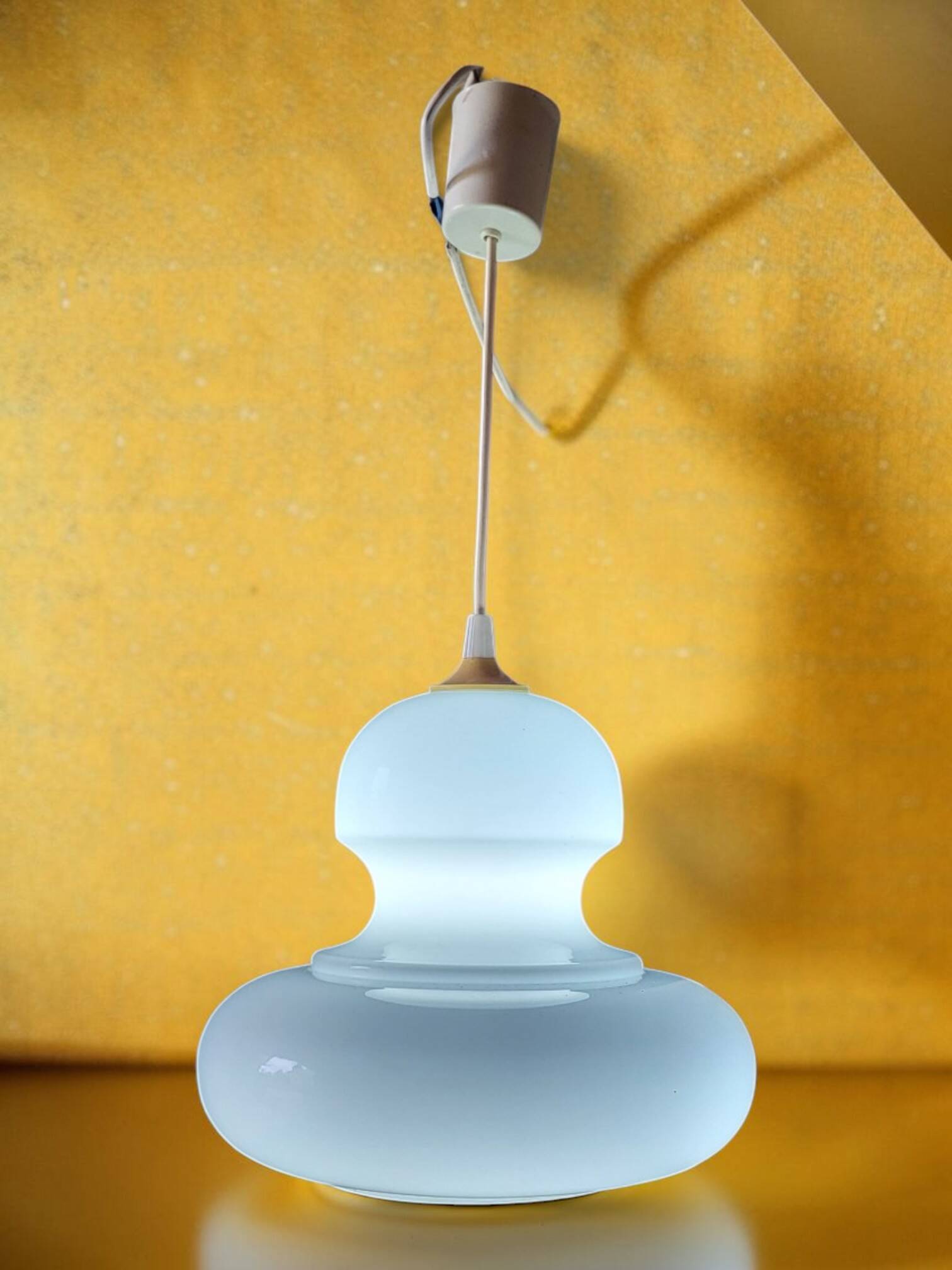 Suspension en verre opalin 1970's
