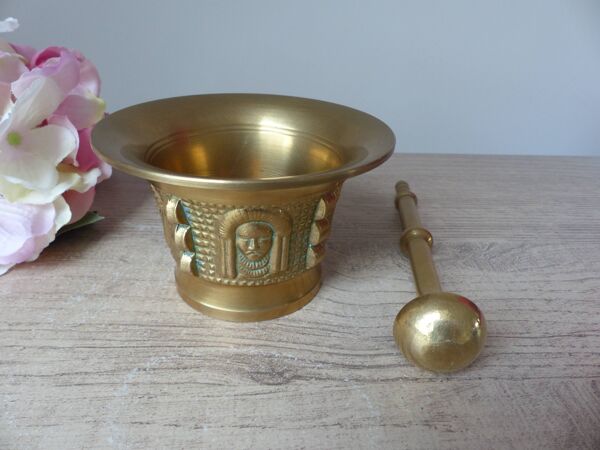 Mortier et Pilon en Bronze Massif – Décor de Visages – Style Antique