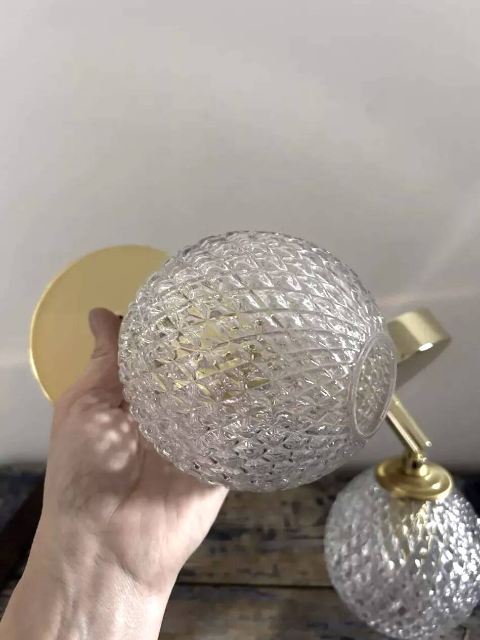 Paire d’appliques murales globes ciselés