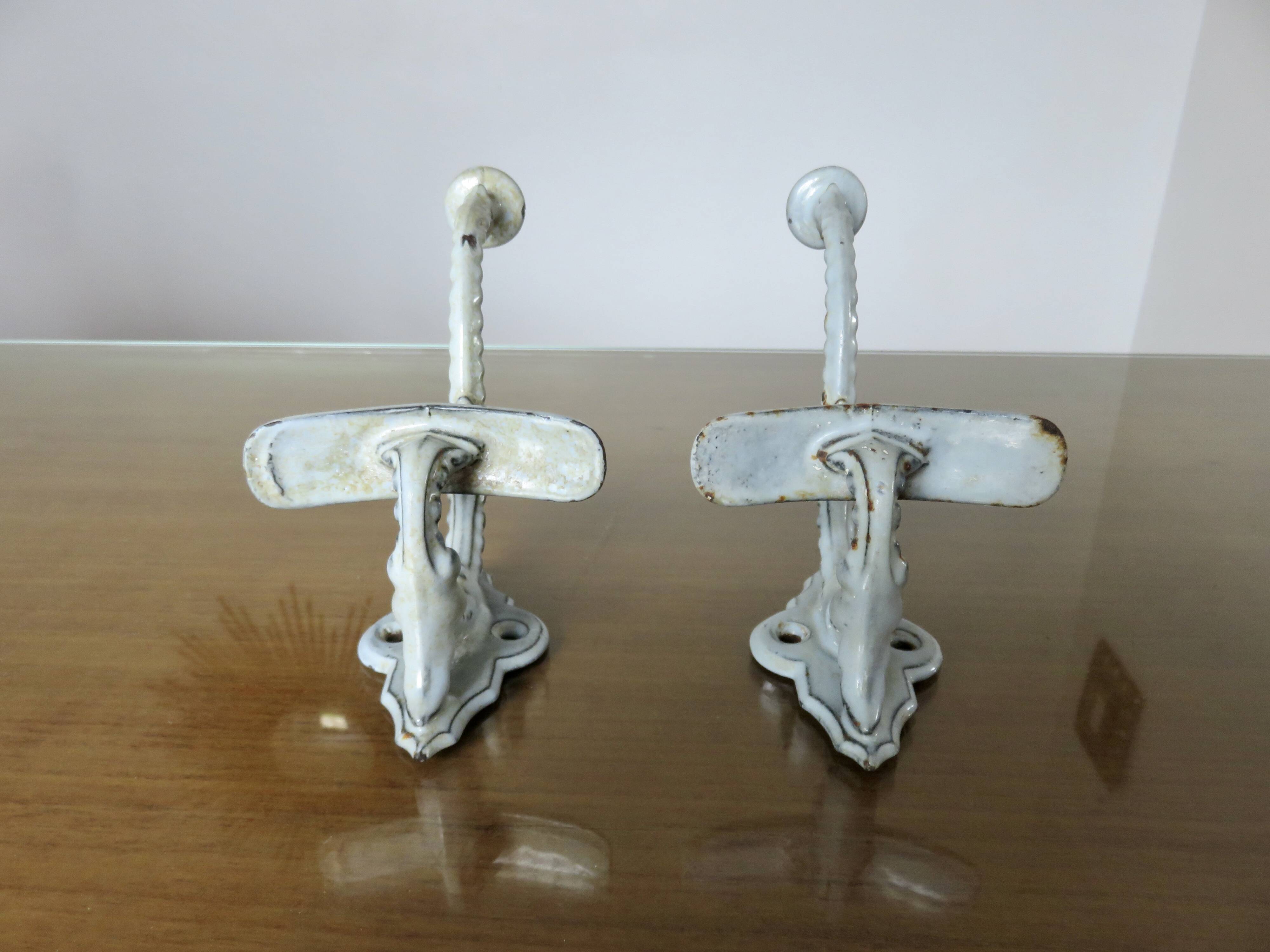 Paire de patères en fonte émaillée, 19ème