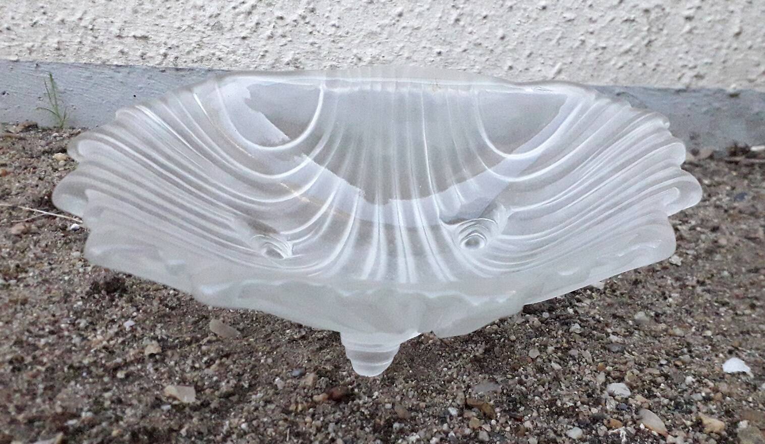 Shell-shaped catchall