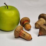 Ensemble de 4 Toupies Anciennes en Bois – Jouets Vintage Peints à la Main