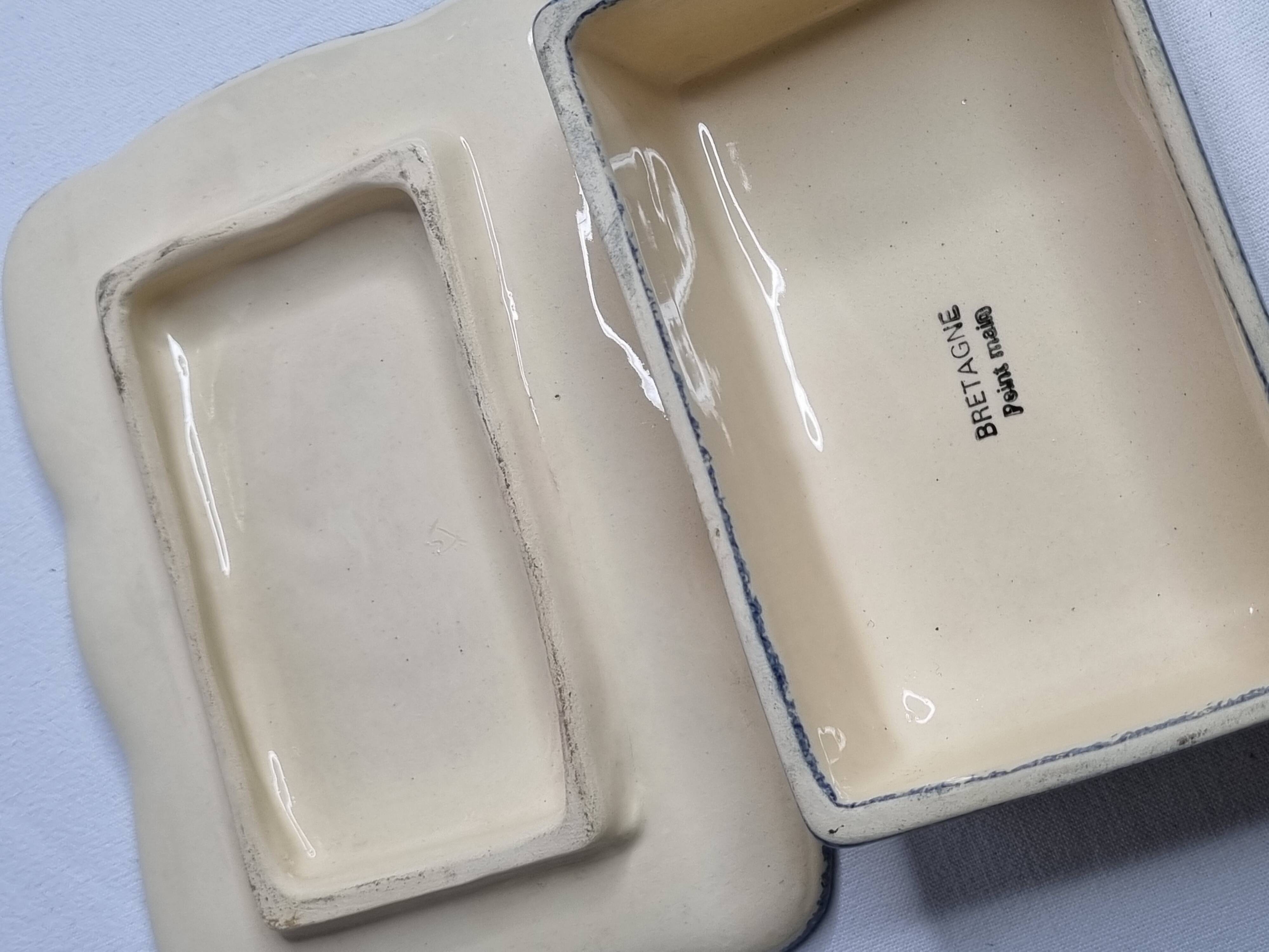 Quimper earthenware butter dish, traditional pattern, 19 cm