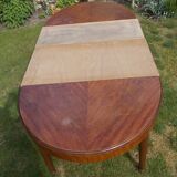 Extendable dining table