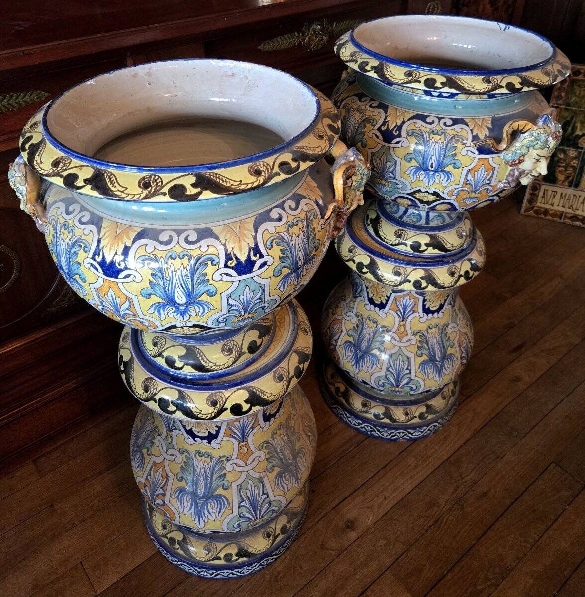 Nevers Montagnon: pair of columns with their basins decorated in the antique style.