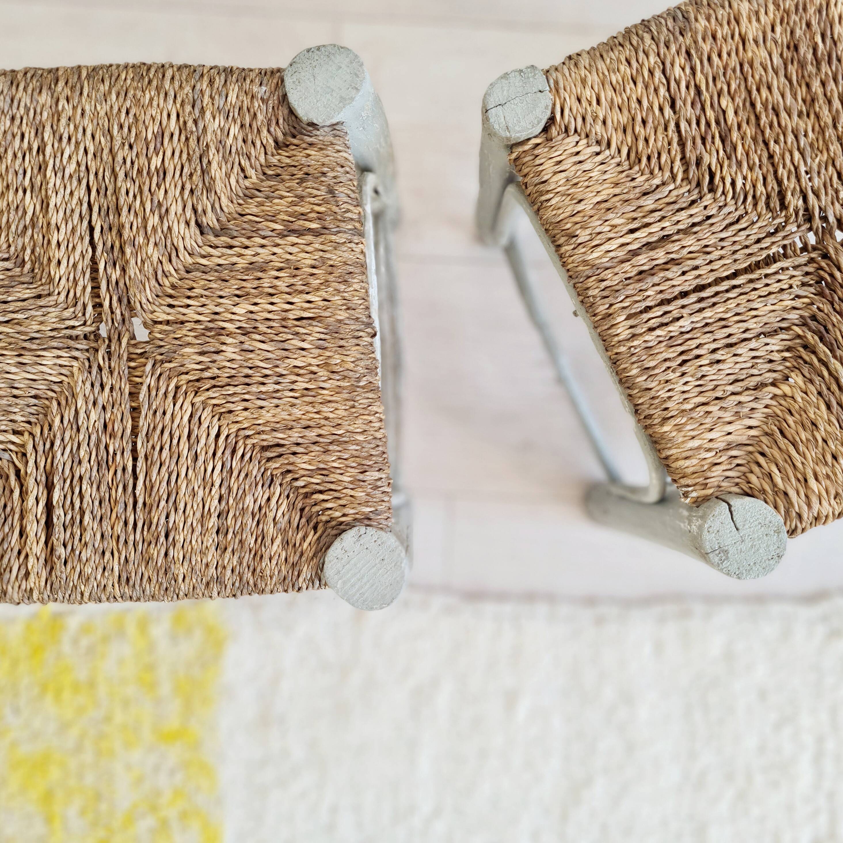 Petits tabourets bois et corde - patine grise