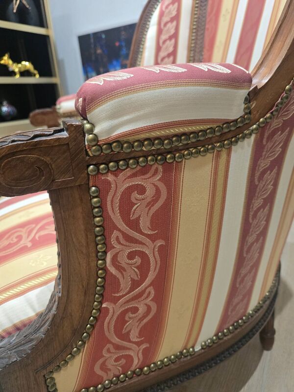 Fauteuil bergère à haut dossier style Louis XVI