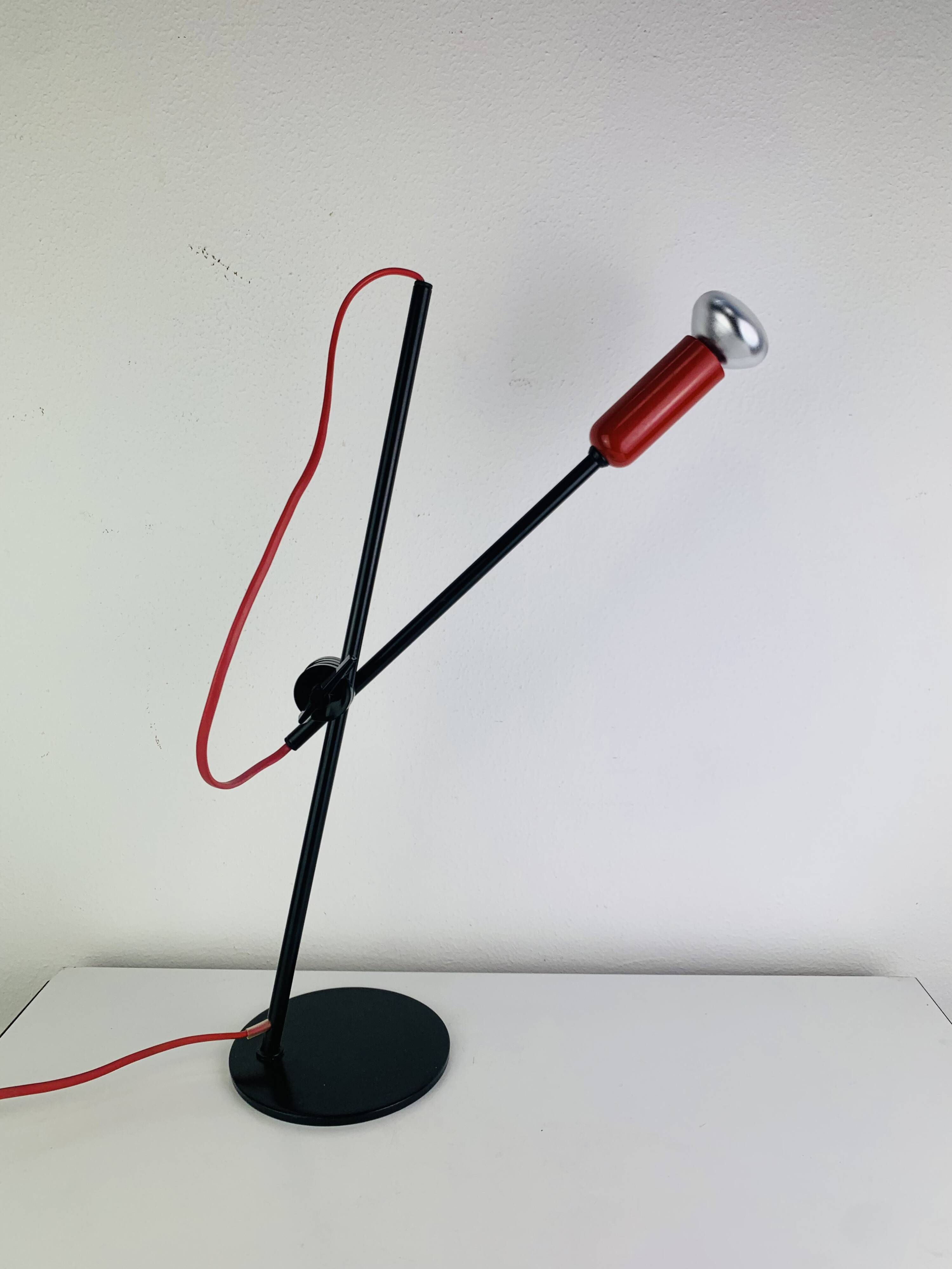 Lampe spot années 80, métal rouge et noir, vintage