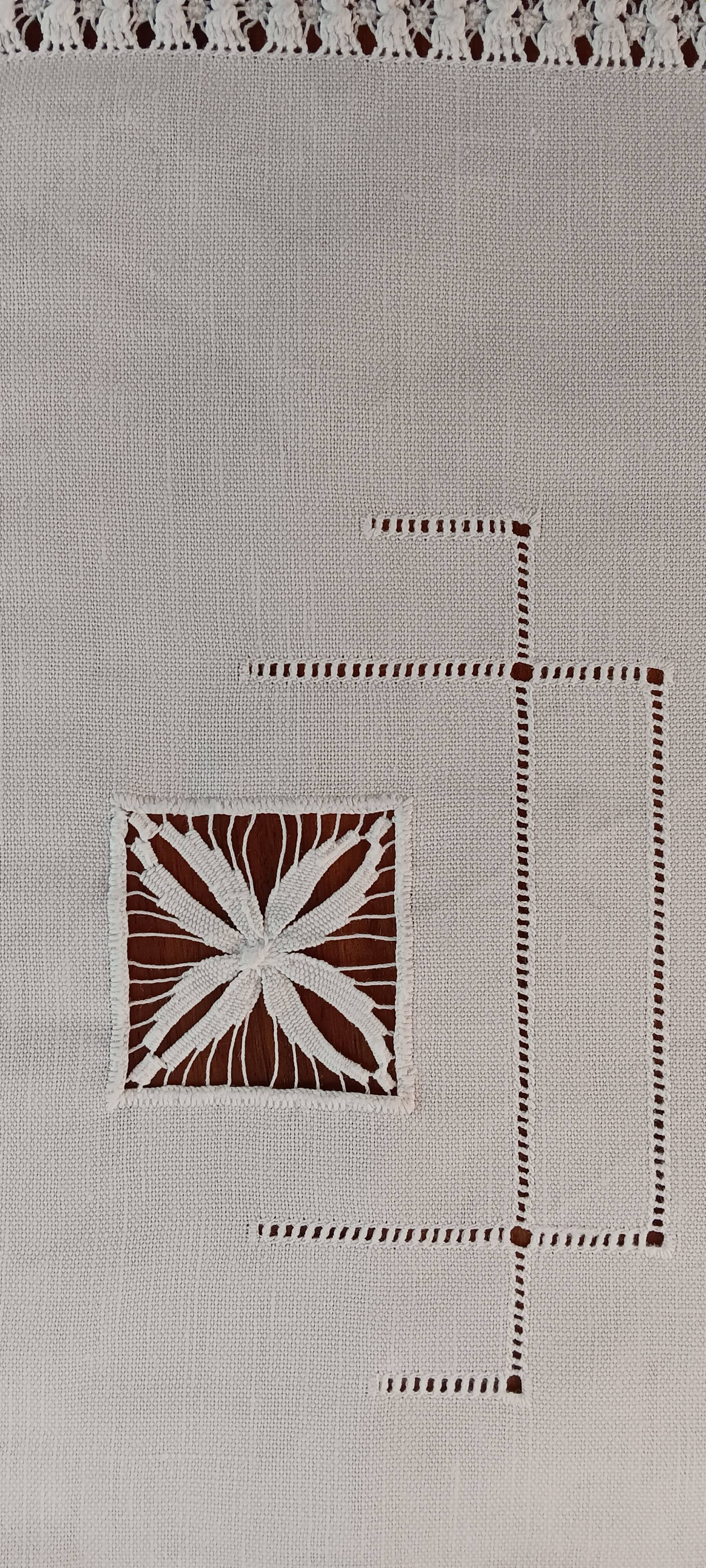 Napperon brodé lin blanc vintage