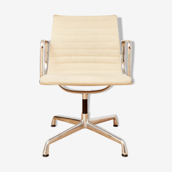 Chaise pivotante EA108 par Charles & Ray Eames pour Vitra