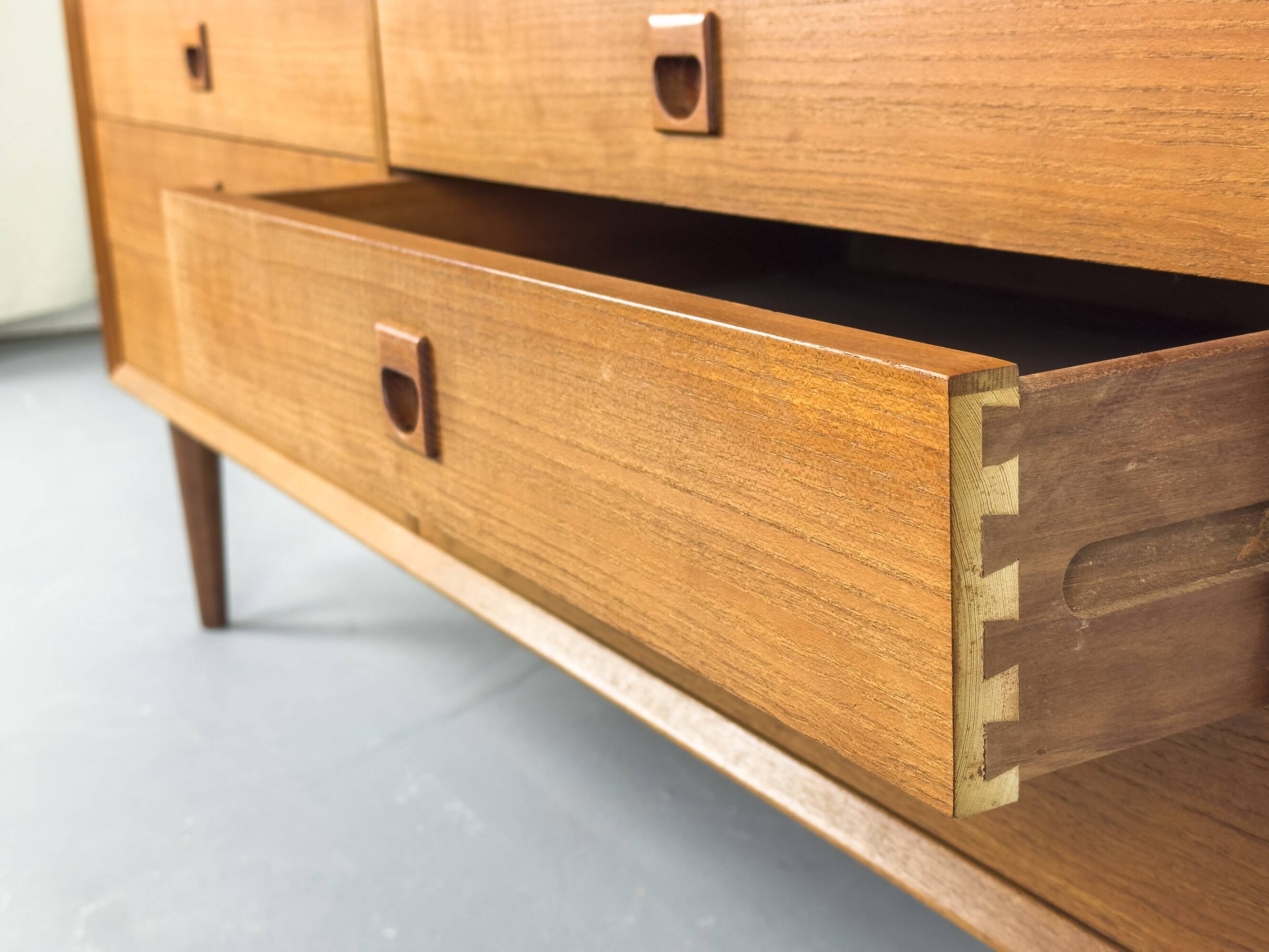 Buffet en teck avec portes en verre par Brouer Møbler, années 1960.