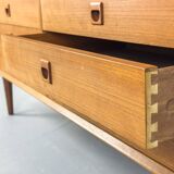 Buffet en teck avec portes en verre par Brouer Møbler, années 1960.