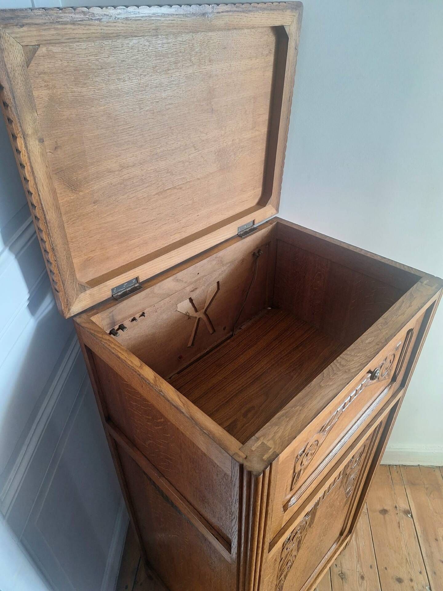 Large Art Deco music cabinet, antique bar, vintage console.