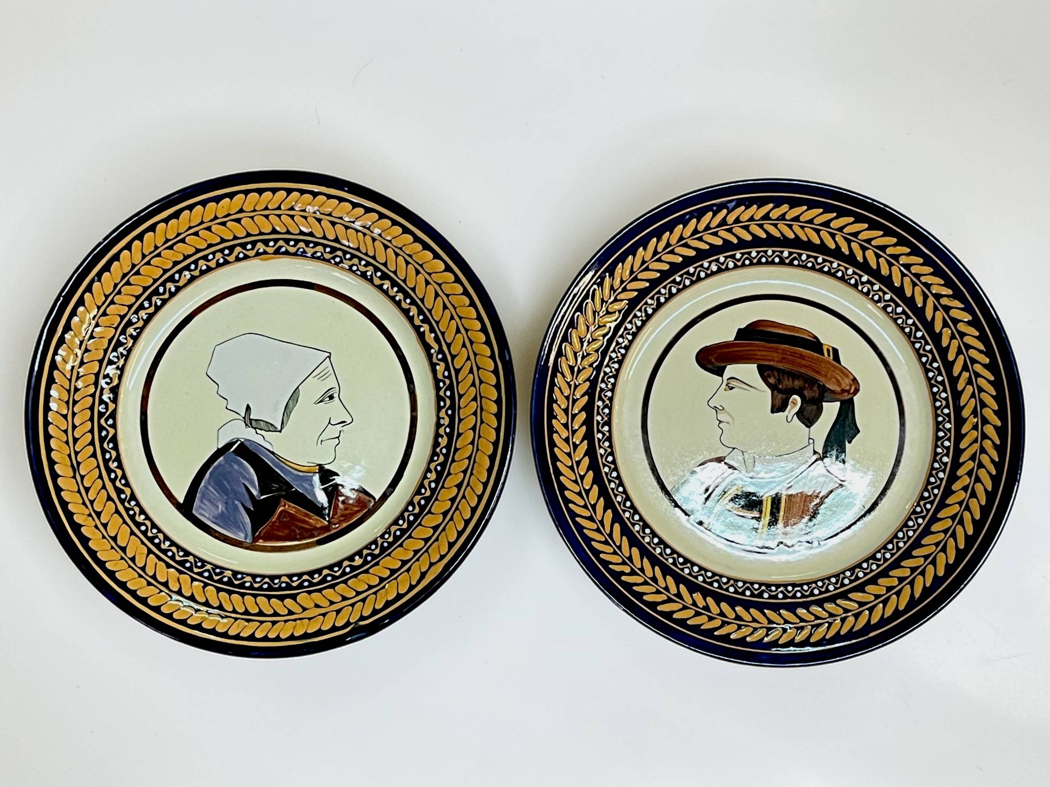 Quimper HB, paire assiettes faïence couple vers 1950