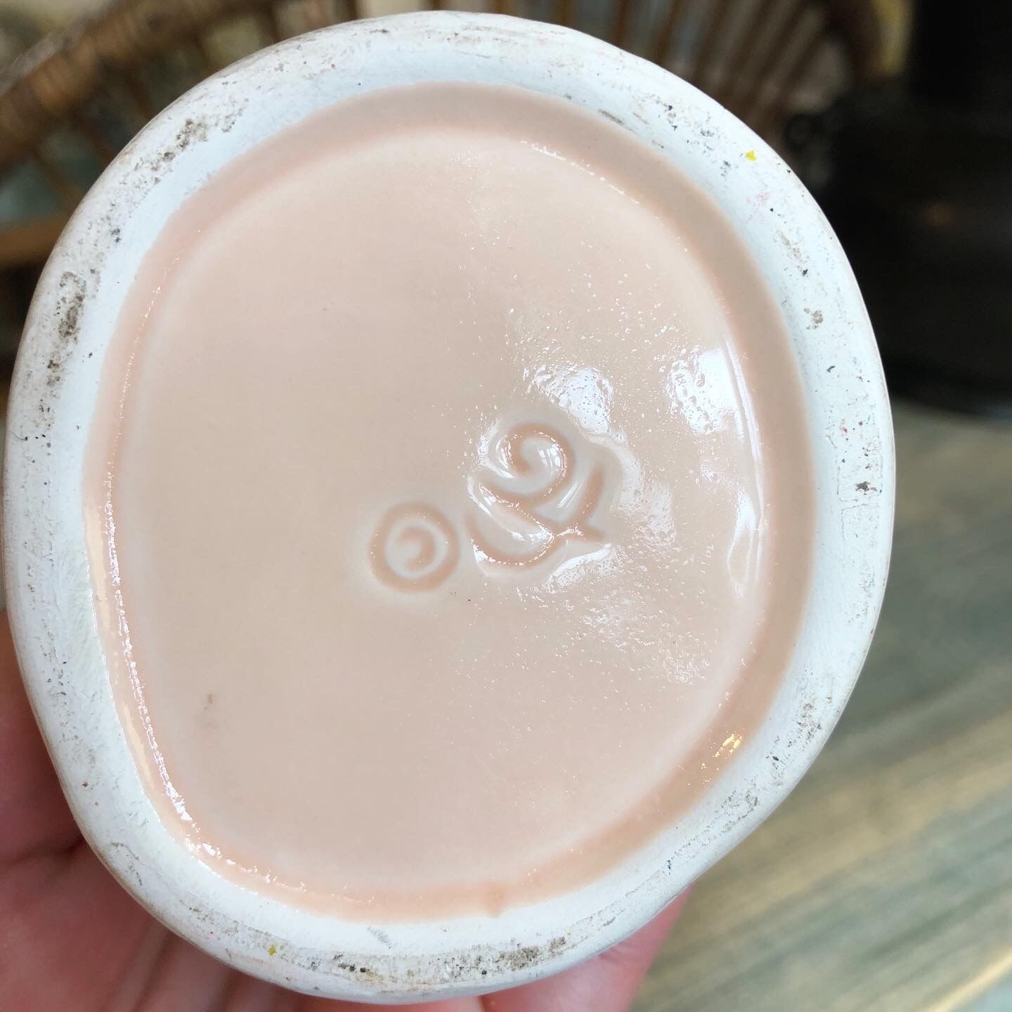 Hand baguier woman in hat